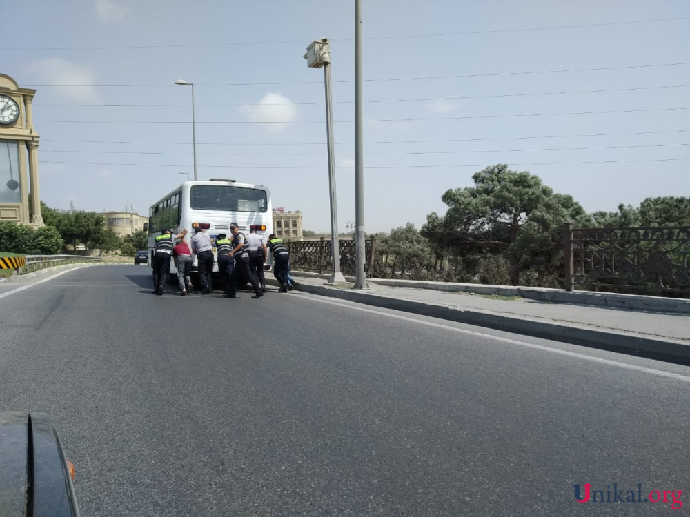 Polislər yolda qalan avtobus sürücüsünə kömək etdilər (Fotolar)